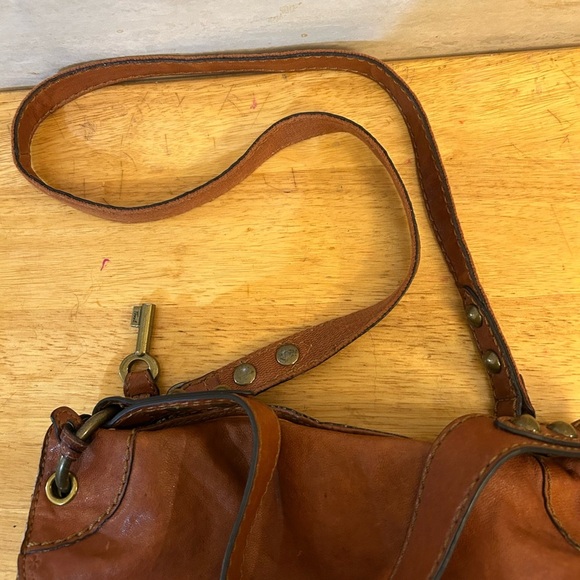 Fossil Rustic Brown Leather 2 in 1 Crossbody/ Shoulder Bag with Vintage Appeal - Picture 11 of 14